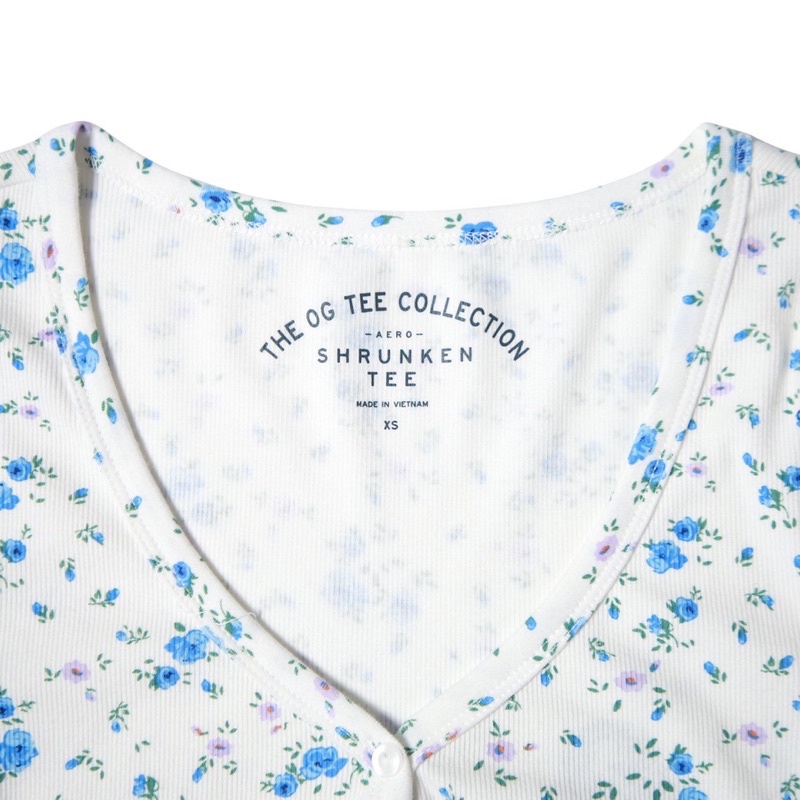 Áo cổ V hoa nhí Ae - Floral Button-Front Cropped Shrunken Tee • Storenyy