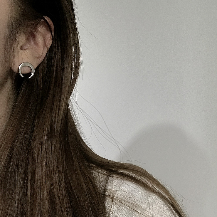 Khuyên tai mini hình bán nguyệt dễ phối đồ thời trang xinh xắn 19062