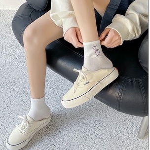 Vớ tất cổ trung trắng thêu icon gấu nâu