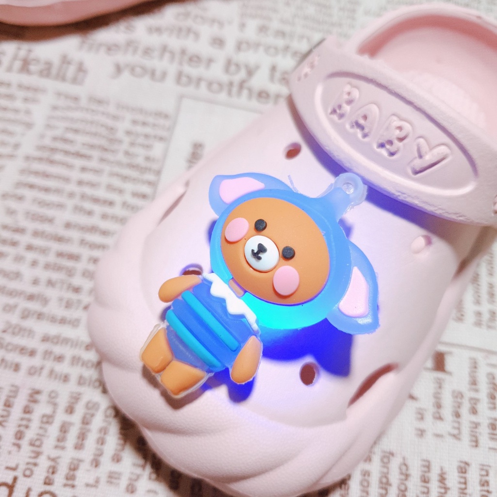 Sticker dán dép cross / nút gắn hkdesign mẫu hoạt hình có đèn loại 4D TO nhựa