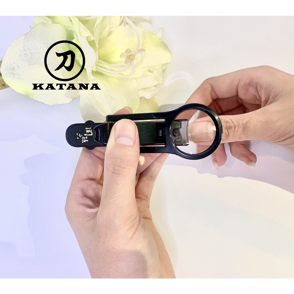 Bấm móng tay Nhật KAI HC1823 kèm kính lúp x 2.5 - dũa và đựng móng thừa - BH 12 tháng 1 ĐỔI 1