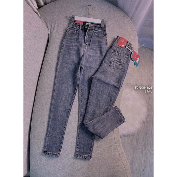 Quần jeans nhạt túi chữ