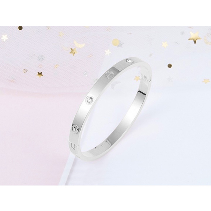 Vòng tay nữ titan cao cấp đính đá hình tròn nhiều size dễ chọn, đem lại vẻ đẹp sang trọng cho người đeo