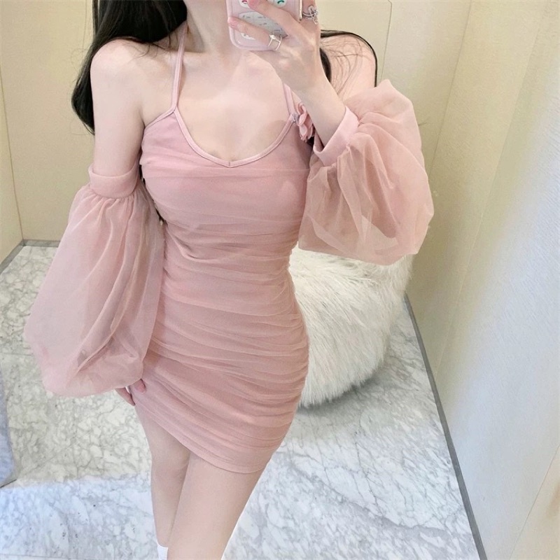 Đầm body cổ yếm hở vai tay trễ voan đính hoa