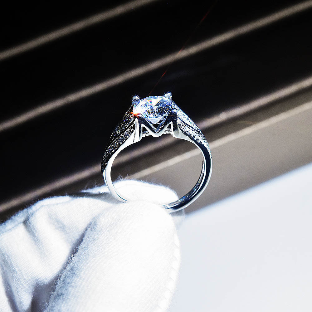 Nhẫn Hở Đính Kim Cương Nhân Tạo Pt950 Platinum 2 Karat Chất Liệu Carbon