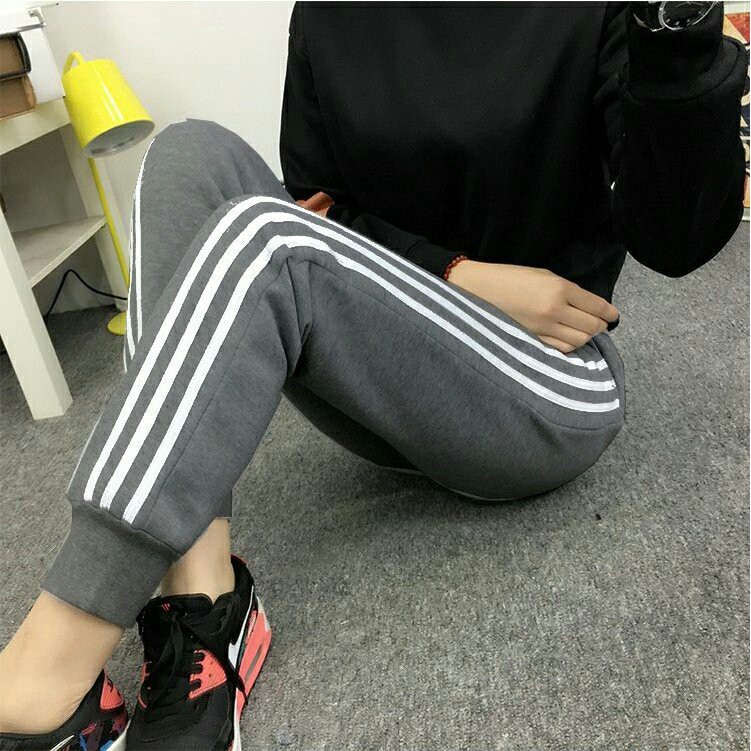 Quần thể thao viền 3 sọc