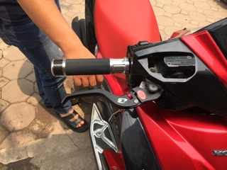 1 đôi tay nắm các bon xe máy