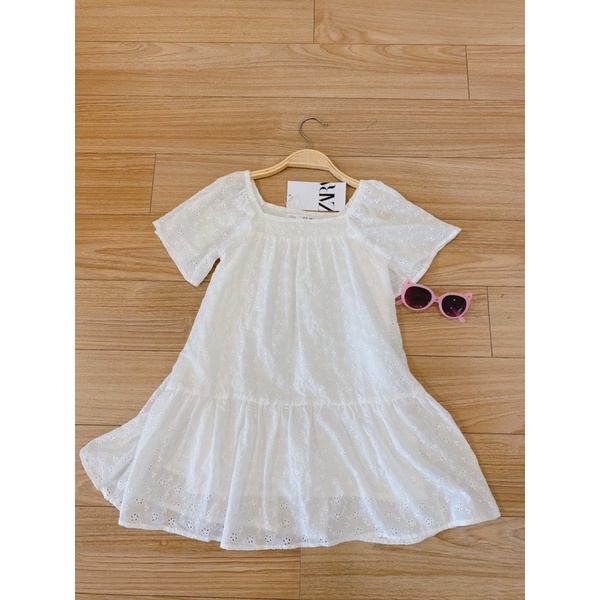 váy trắng đục lỗ tay bồng