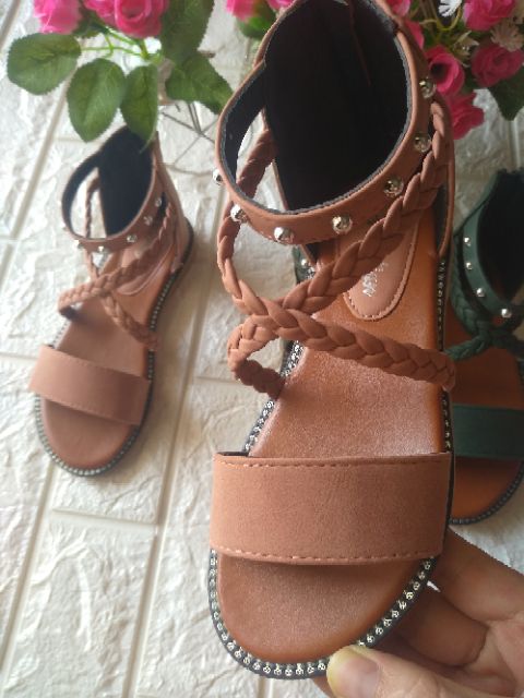 Sandal Bé Gái Đi Học Kiểu Quai Chéo Chiến  Binh Size 27-37