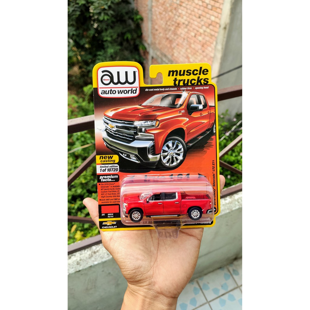 Mô hình tĩnh Auto World Silverado LTZ Z71 Hot Red tỷ lệ 1:64