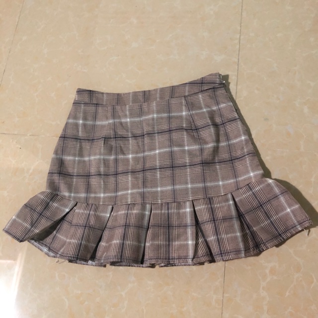 Chân váy ca rô đuôi cá siêu xinh . Size L 55- 60kg. Thích hợp với nhiều loại áo kết hợp với chân váy, Đi chơi đi du lịch