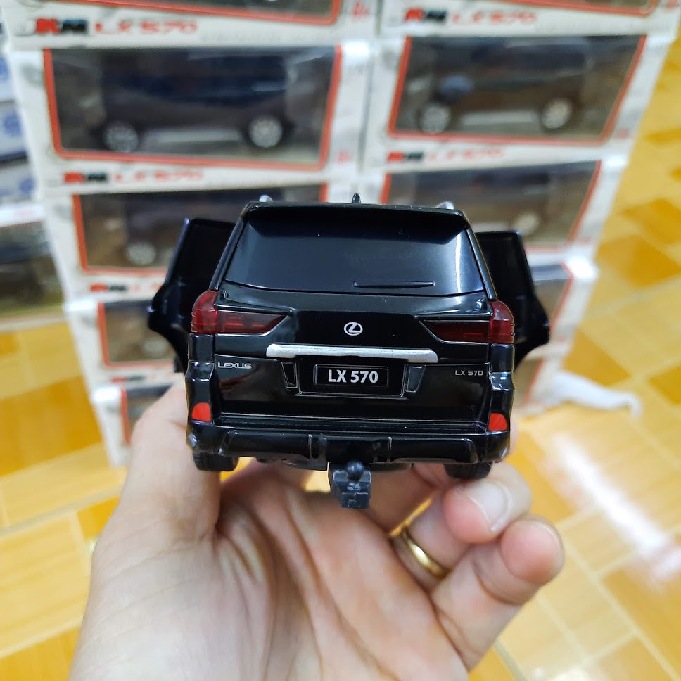 Mô hình xe ô tô Lexus LX570 tỉ lệ 1:32 - Xe ô tô bằng kim loại có đèn và âm thanh mở các cửa - xe chạy bằng cót