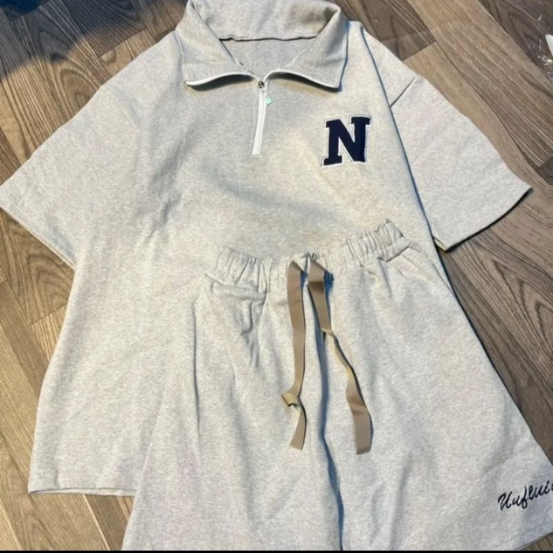 Sét bộ chữ N áo polo khóa cổ kèm quần đùi form dáng rộng unisex nam nữ mặc được 2 màu nâu xám xưởng sỉ nguyễn hoa
