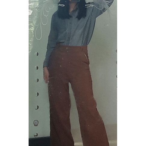 Quần nhung tăm màu nâu basic size M, áo sơ mi Uniqlo màu xám 2hand