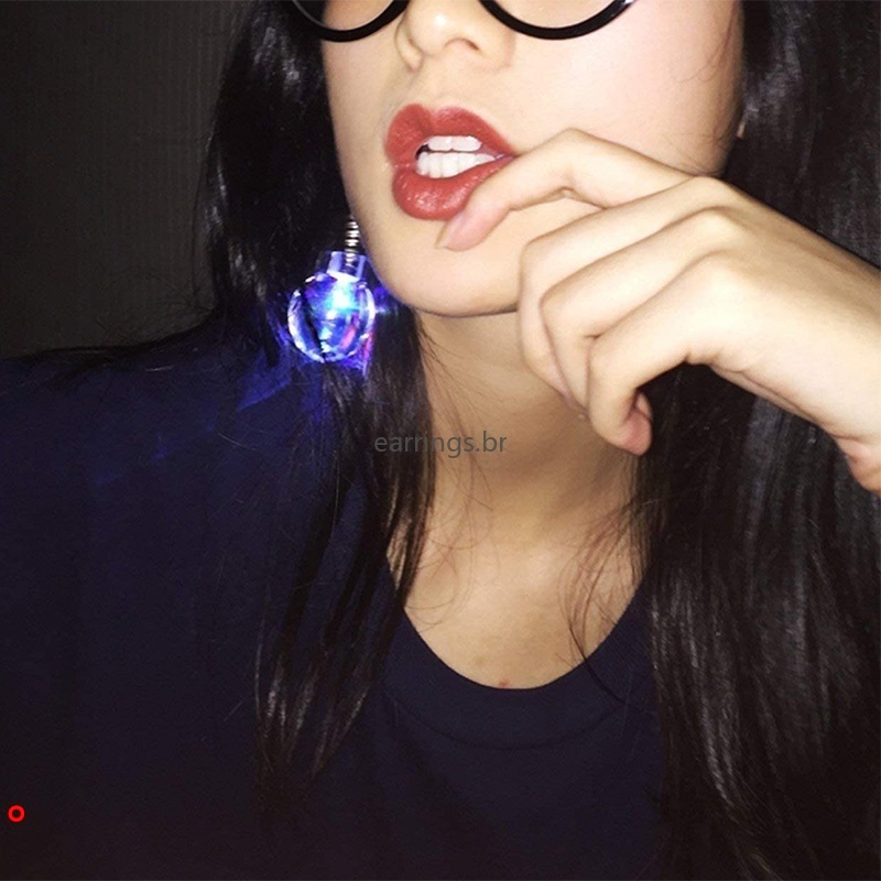 Khuyên tai đèn LED phát sáng
