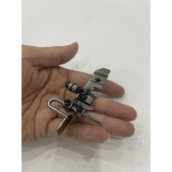 Chân vịt diễu tự do (điều chỉnh được cự li),tra chun dùng máy vắt sổ 4 sợi công nghiệp Jack, Siruba F, Siruba K, Pegasus