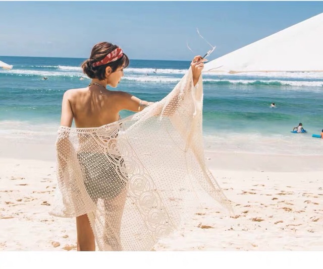 Kimono áo choàng đi biển màu nude sành điệu 2022
