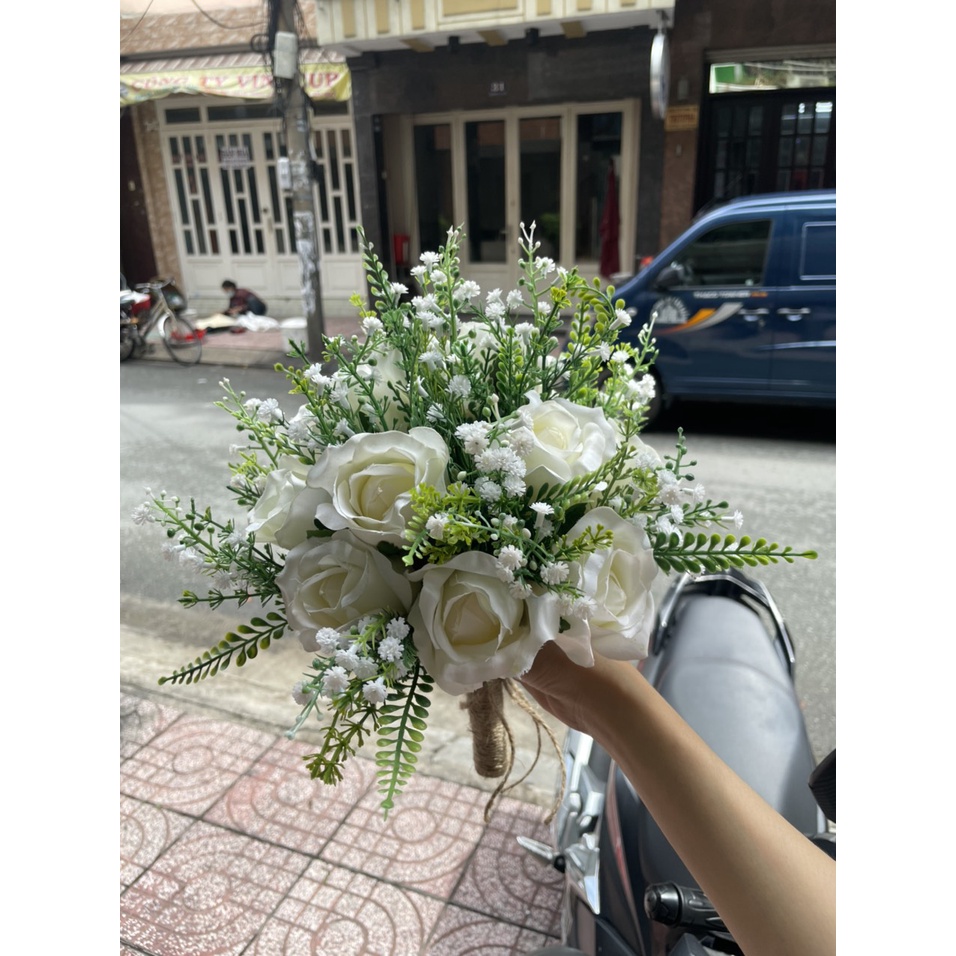 Hoa cầm tay cô dâu hoa hồng phối hoa baby