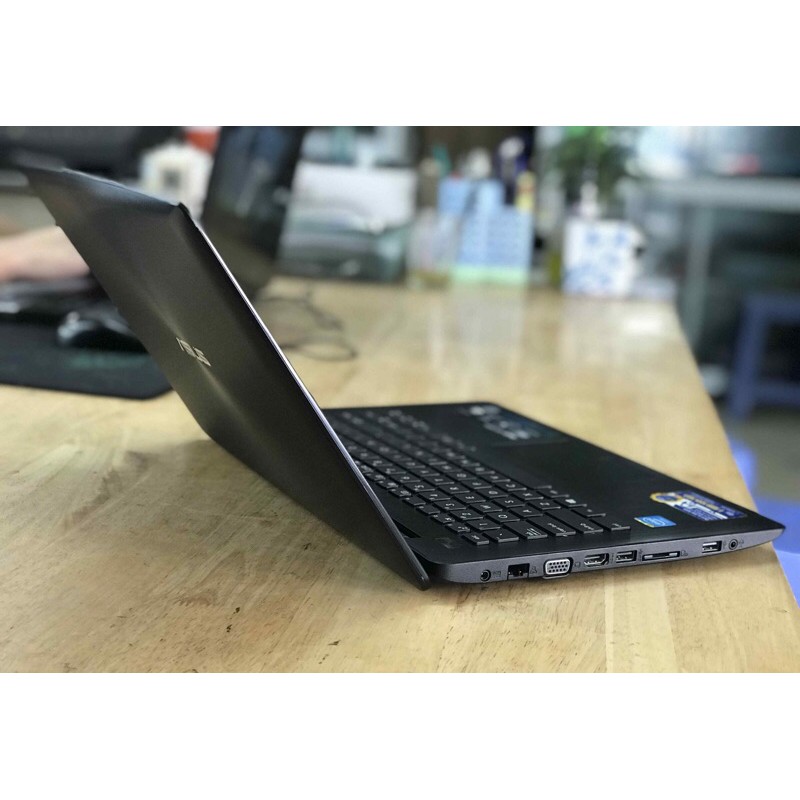 Laptop X453M siêu nhẹ mượt nhỏ gọn.