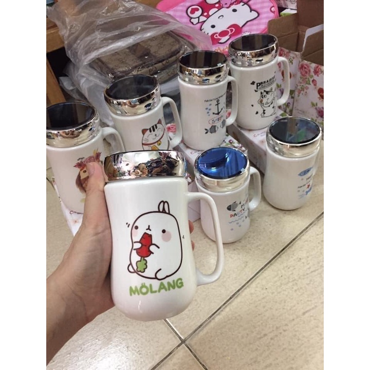 Cốc sứ có nắp gương giao mẫu ngẫu nhiên.