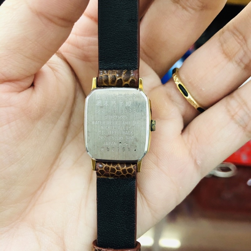 Đồng hồ nữ si nhật dáng tank hiệu Seiko