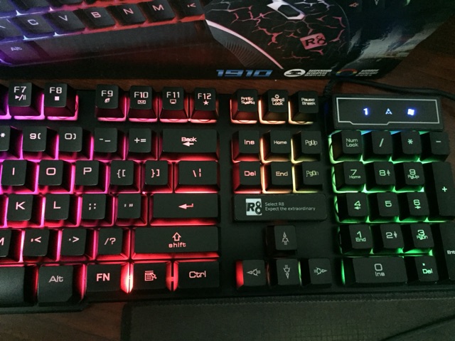 Chuột và bàn phím giả cơ LED R8 1910 (tặng thảm lót chuột) | BigBuy360 - bigbuy360.vn