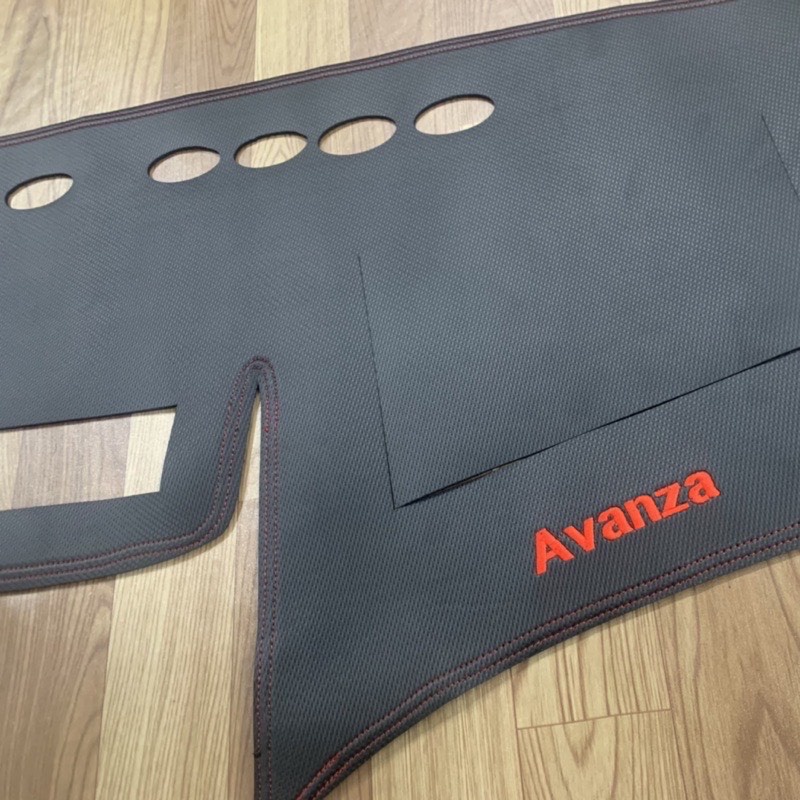 Thảm taplo da carbon xe Toyota Avanza 2022 2023 Màu đen, mặt dưới có chống trượt, chuẩn form xe