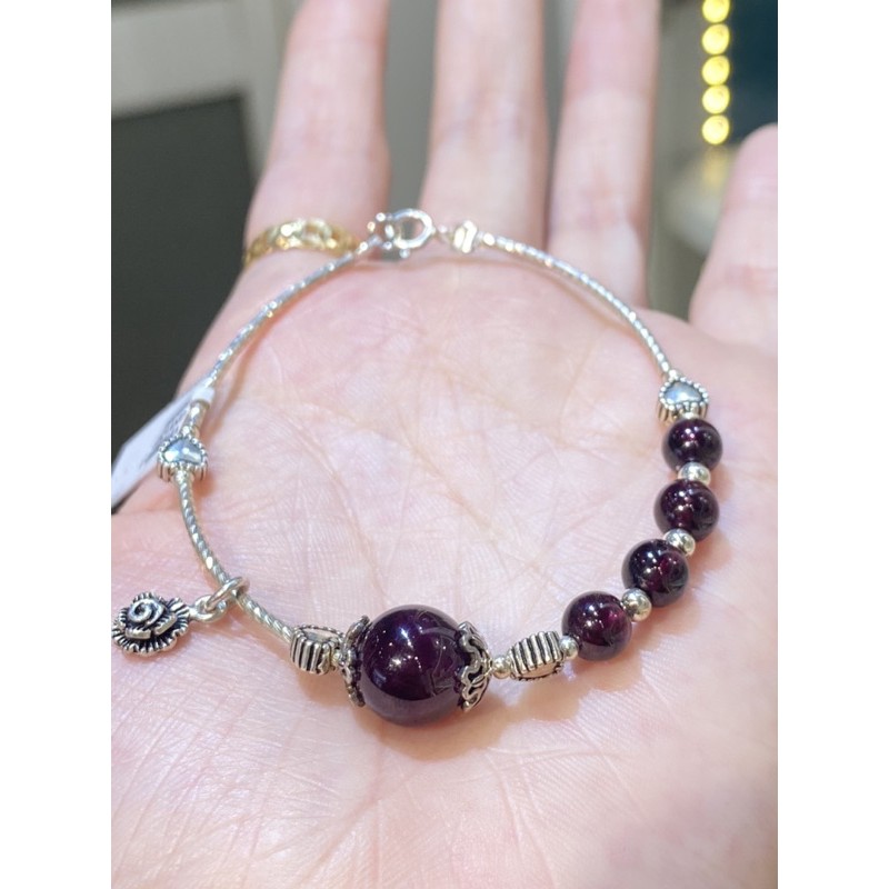 Vòng tay đá garnet mix charm bạc - Gaia By Yang