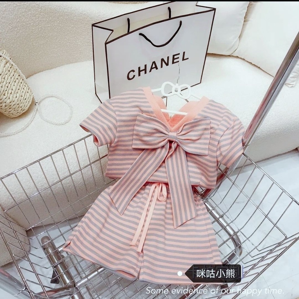 Set Áo Thun Ngắn Tay Cổ Chữ v Và Quần Short Ống Rộng Họa Tiết Kẻ Sọc Phong Cách Hàn Quốc Thời Trang Mùa Hè Cho Bé Gái