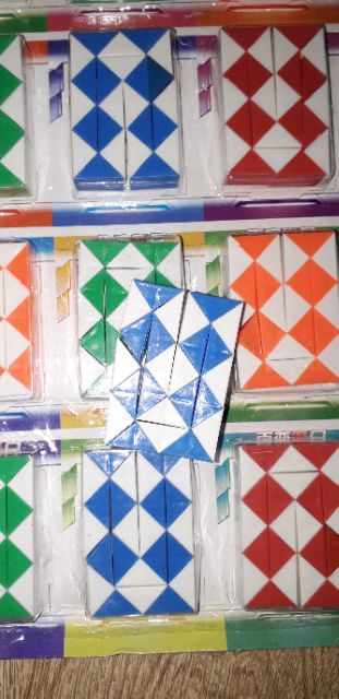 Một cái rubik dài loại nhỏ 24 ô bằng nhựa