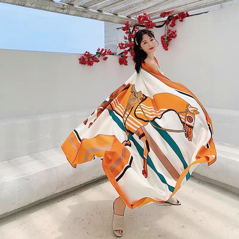 Khăn Choàng Hoạ Tiết Ngựa Vàng Cam Độc Lạ Dành Cho Các Quý Cô Sang Chảnh