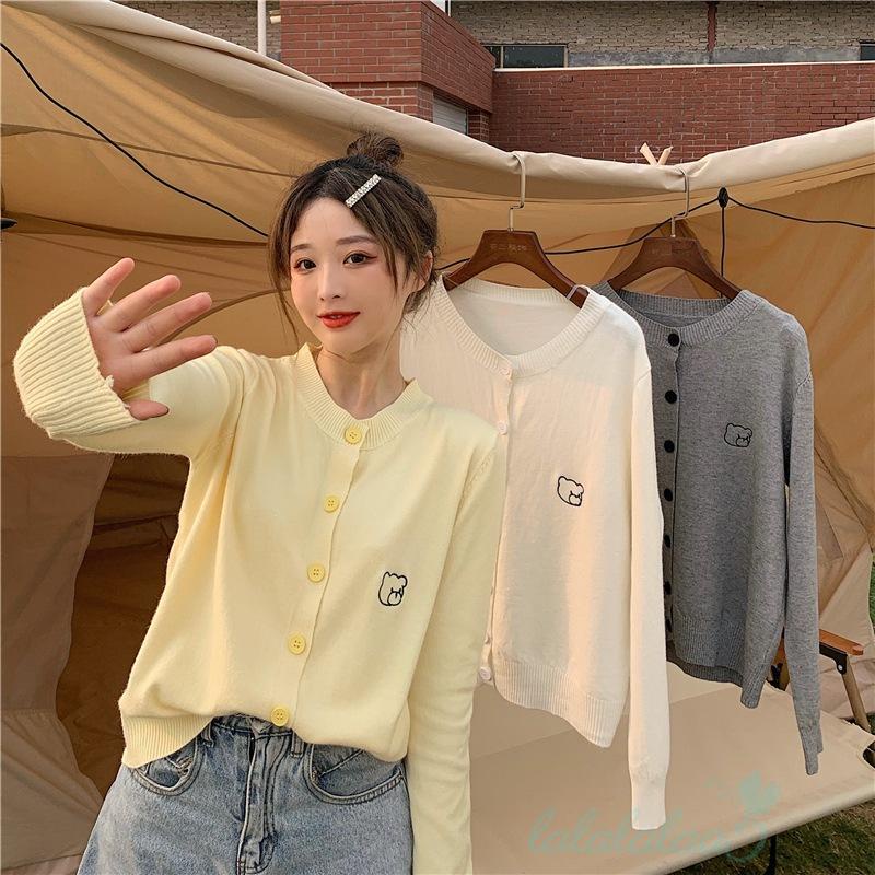 Áo khoác cardigan dệt kim cổ tròn tay dài có nút thêu hình gấu dễ thương dành cho nữ LL5