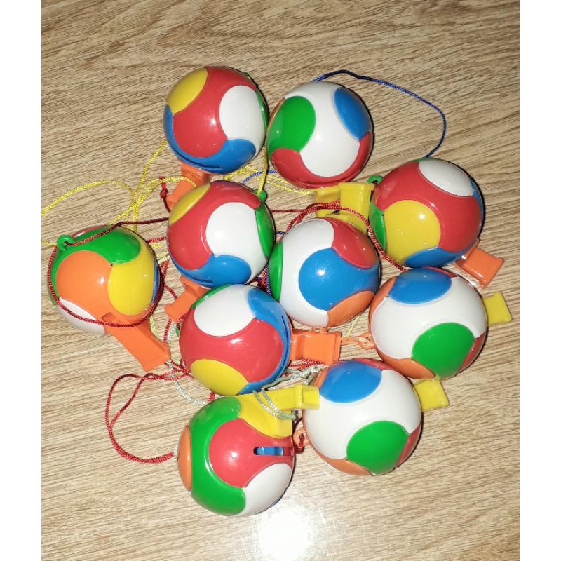 Một chiếc kèn_ tu hít hình quả bóng bằng nhựa nhiều màu sắc