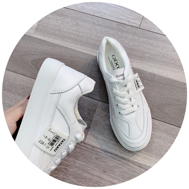 Giày thể thao tem