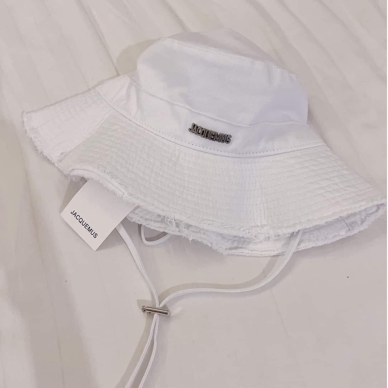 Nón tai bèo JACQUEMUS đi biển chống nắng có dây đeo và dập logo nổi JACQUEMUS - Kiểu dáng nón bucket đi biển sang chảnh