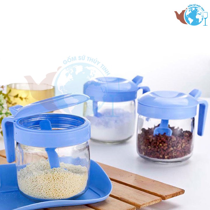 Combo 3 lọ đựng gia vị bằng thủy tinh 300ml có nắp đậy và kèm muỗng và khay nhựa CHZ3403 màu ngẫu nhiên