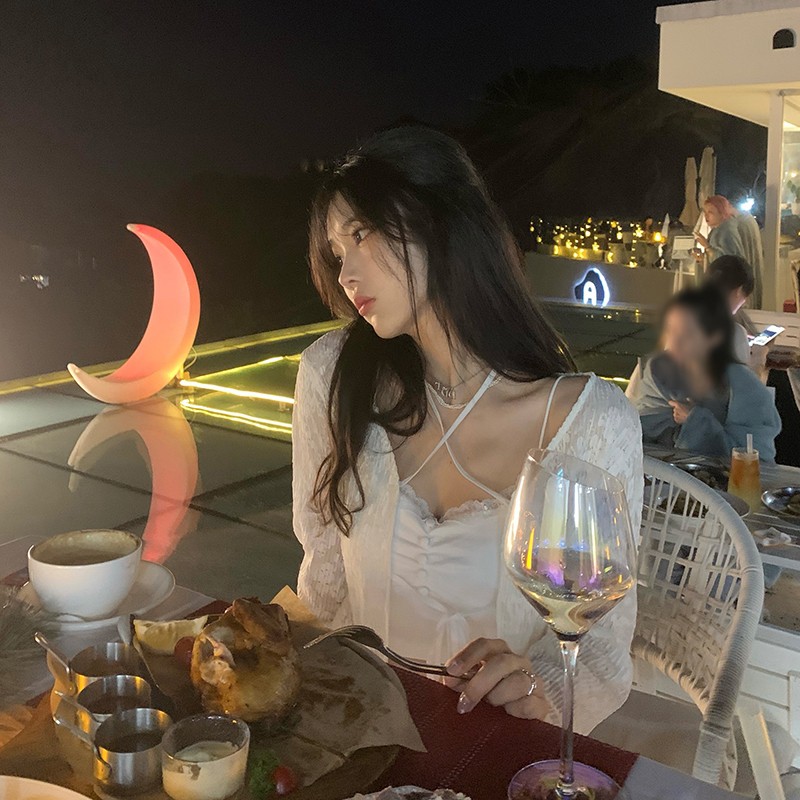 Áo khoác ren hoa tay dài xẻ ống nữ tính siêu xinh siêu xinh