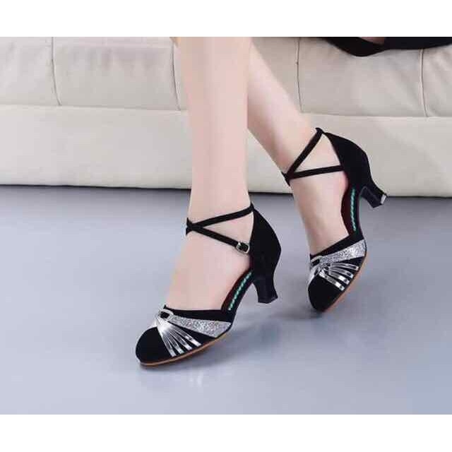 Giày khiêu vũ kín mũi màu đen bạc QV