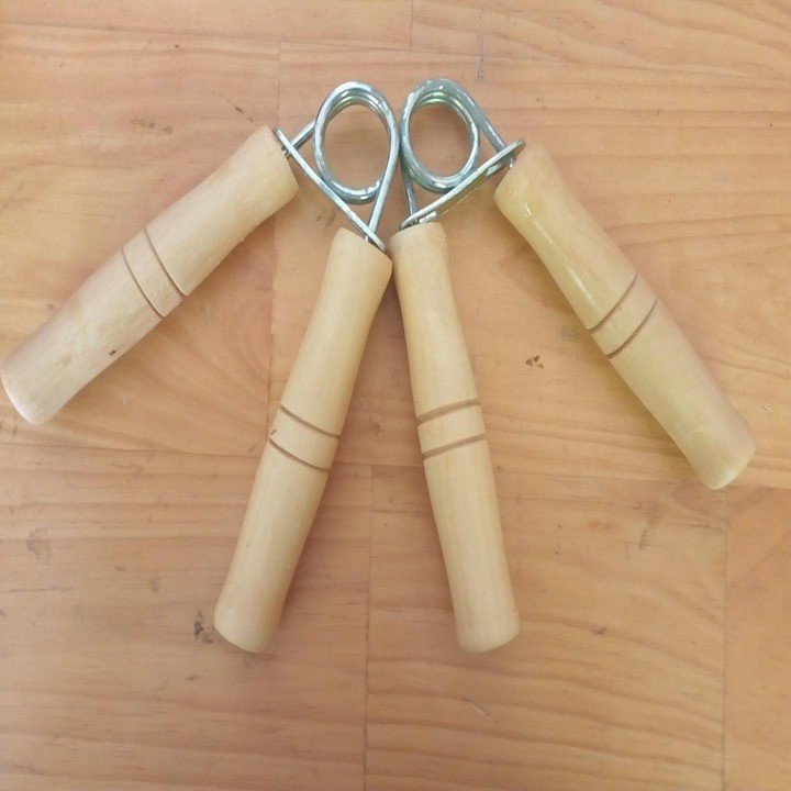 cặp lò  xo bóp tay cán gỗ