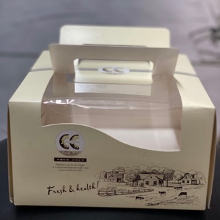 1 cái hộp giấy cupcake 4 ô hoặc dùng đựng bánh gato bé họa tiết nâu kem