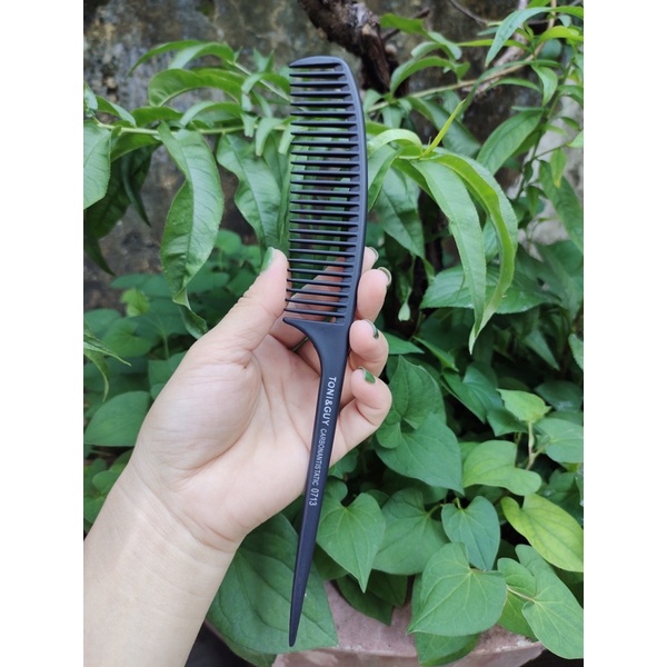 Lược đuôi nhọn chia tóc, rẽ ngôi