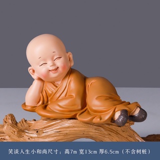 Chú tiểu nằm thư giãn