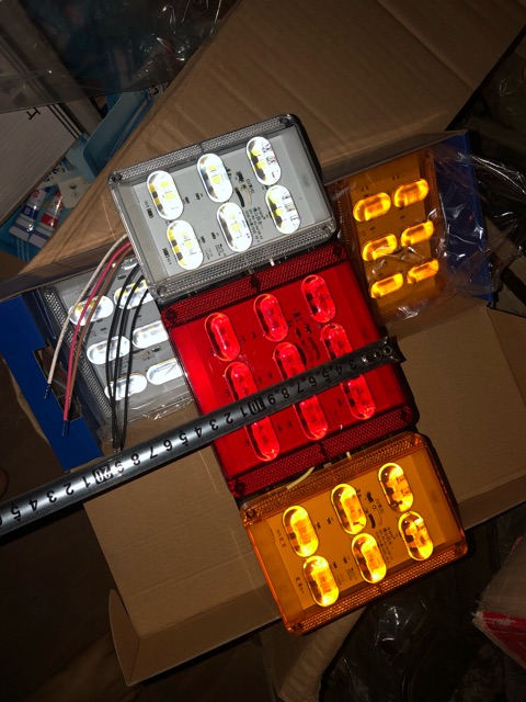 Sản phẩm gia đình làm: 1 đôi đèn hậu mới led lắp kích cỡ trung cho các xe từ 1 đến 6 tấn có cả 12V và 24V