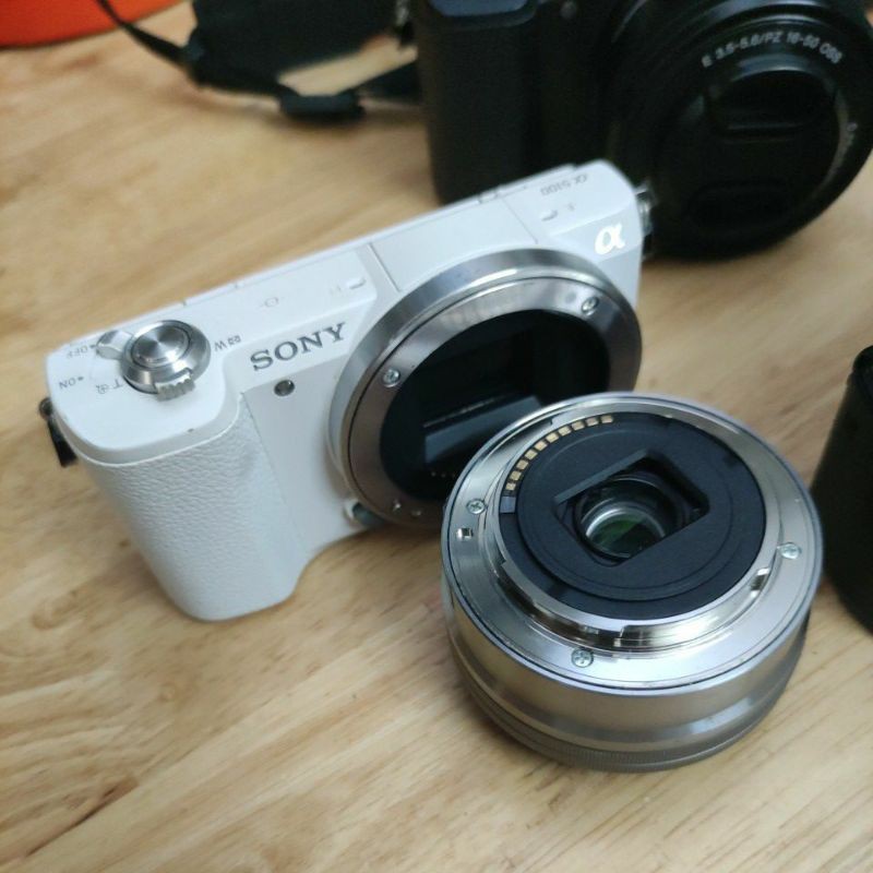 Máy ảnh Sony Alpha A5100 kèm ống kính 16-50mm (tặng thêm 1 pin)