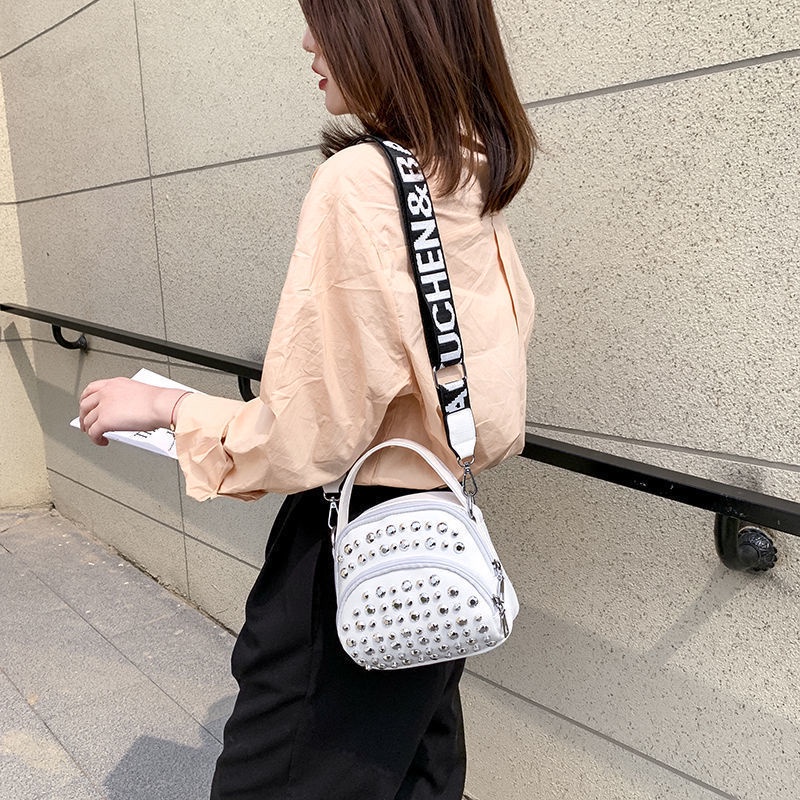 túi xách nữ Túi nhỏ xu hướng thời trang của phụ nữ đơn giản và linh hoạt Túi đinh tán lưới màu đỏ pop Single Shoulder Messenger Bag Túi xách nữ băng rộng túi đeo vai đơn của phụ nữ