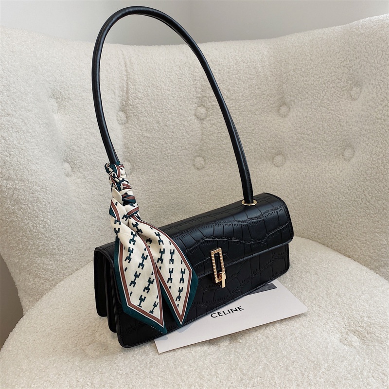 Túi đeo chéo họa tiết dập nổi thời trang thu đông 2021