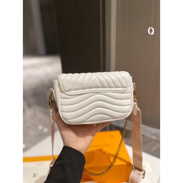 Túi đeo chéo nữ thương hiệu Louis Vuitton LV New Wave da thật cao cấp