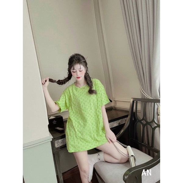 Áo phông chữ V L dập nổi