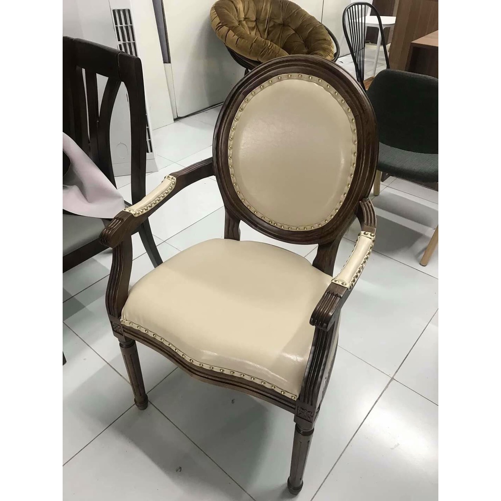 - Ghế Louis có tay