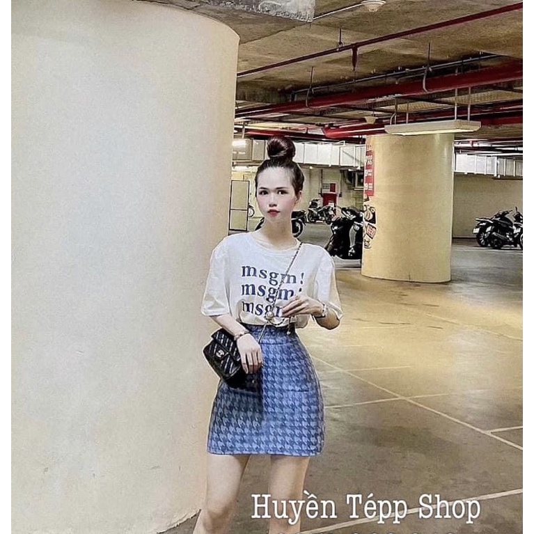 set áo phông chữ mĩ với chân váy họa tiết